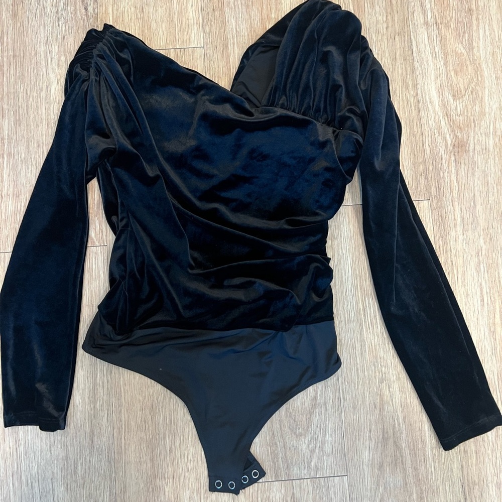NWT Express Velvet Off Shoulder Bodysuit - Size M/ Black